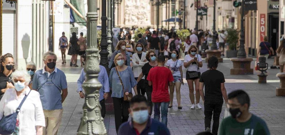 ambiente-en-la-calle-alfonso-i-de-zaragoza-gente-paseando-pasear-mascarillas-recurso